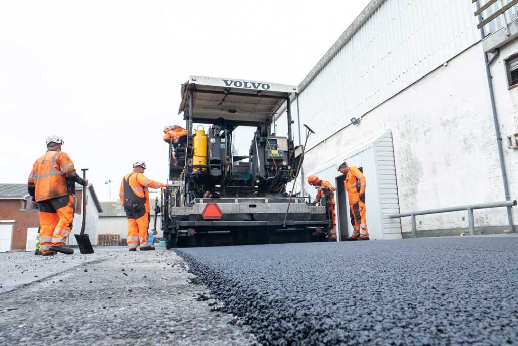 Colas udfører asfaltarbejde på Hanstholm havn og industriområde