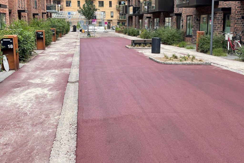 Colas har over flere år udlagt sort og rød asfalt på det gamle Grønttorv i Valby