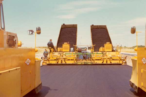 Colas-asfalt-på-Aalborg-motorvej-1970erne