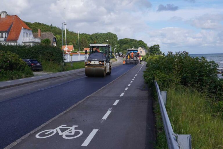 Colas-udlægger-Vegeroad-bitumen-på-Ndr.-Strandvej-i-Helsingør_2024